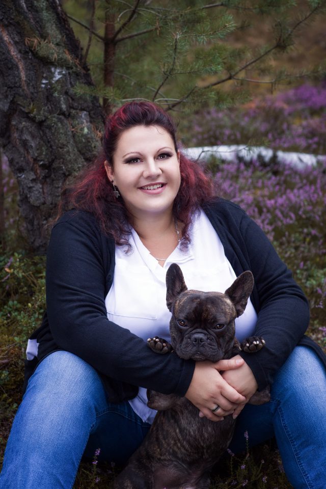 Fotoshooting mit dem eigenen Hund in blühender Heide. Frau mit Bulldogge Fotografie.