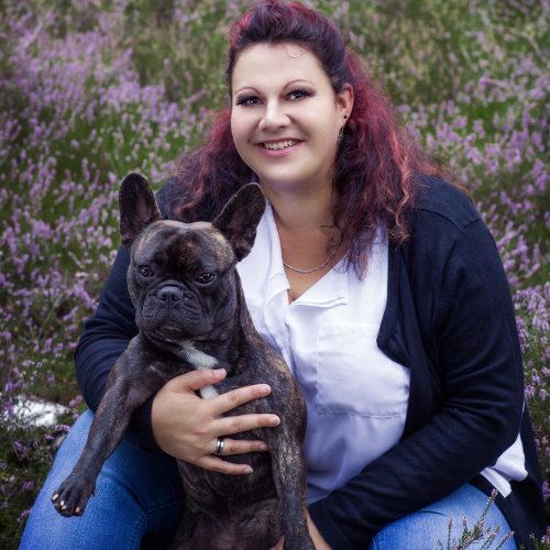 Fotoshooting mit dem eigenen Hund in blühender Heide. Frau mit Bulldogge Fotografie.